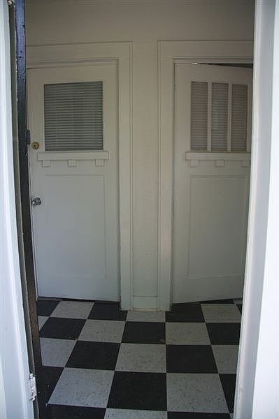 Main entrance in foyer to each apartment