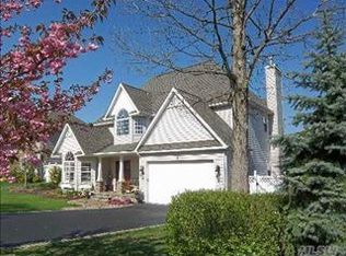 16 Windwood Dr, Nesconset, NY 11767
