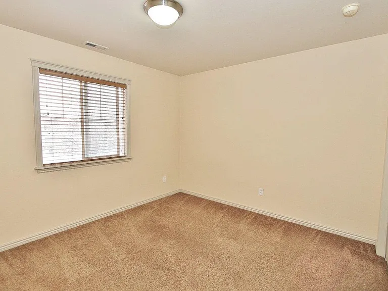 385 W Hale St — Photo 13