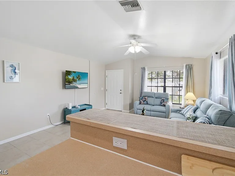 1712 SW Santa Barbara Pl — Photo 6