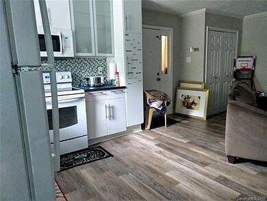 5th image of 718 E Maple Ave APT B