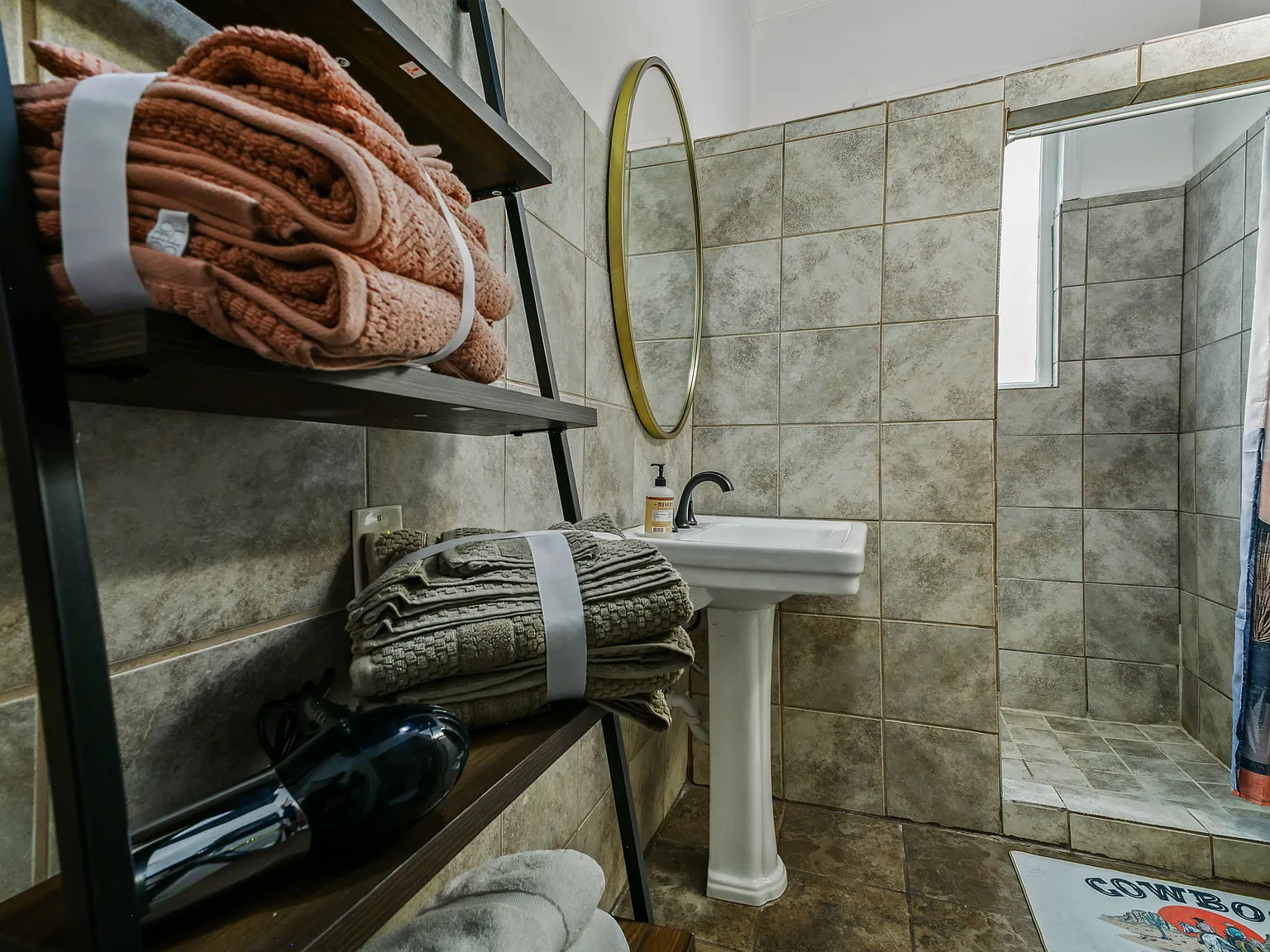 319 E Courtland Pl — Photo 4