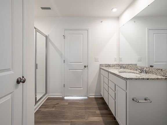 Longspur Owner s Bath