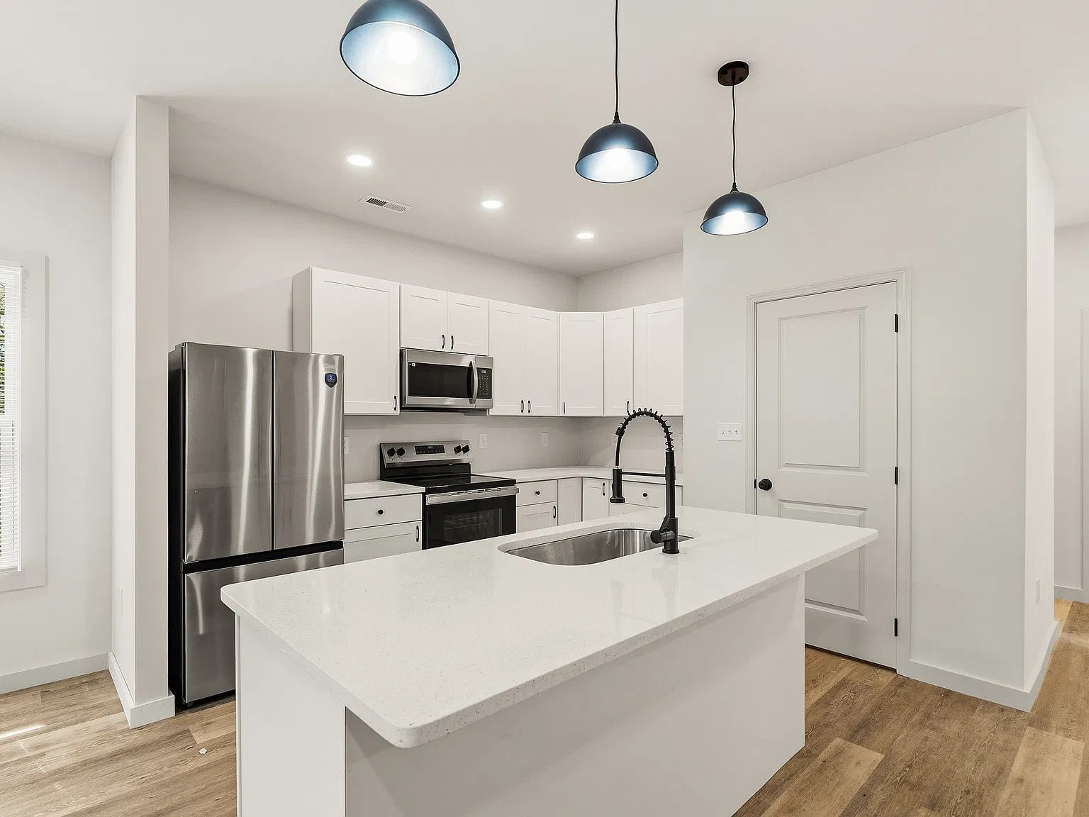 211 Avenue C — Photo 4
