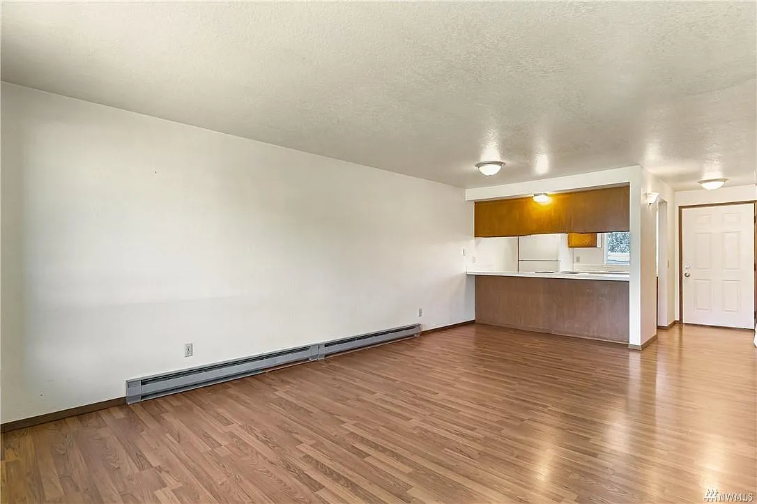 2 bed, 910 sqft, $1,800 — Photo 2
