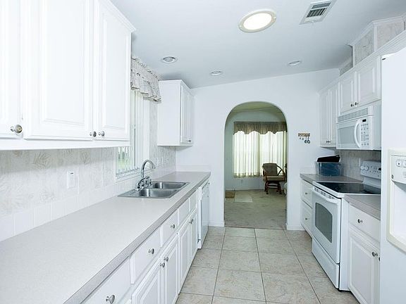 4th image of 857 Hawthorn Cir