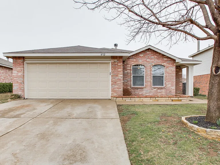 8712 Stonebriar Ln — Photo 1
