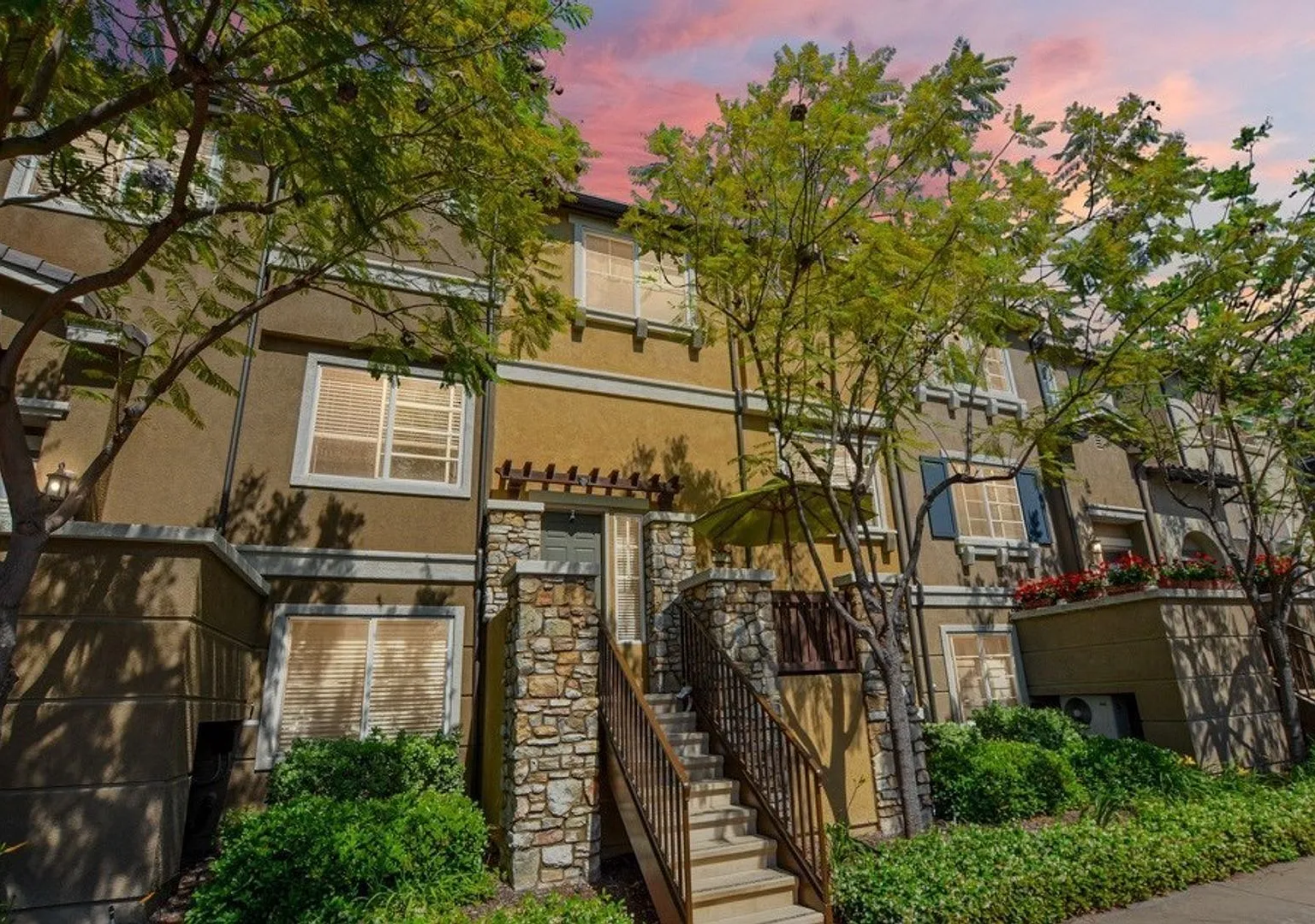 Beautiful 4 bedroom, 4 full bathroom home in the highly sought after community of Riverwalk — Photo 1
