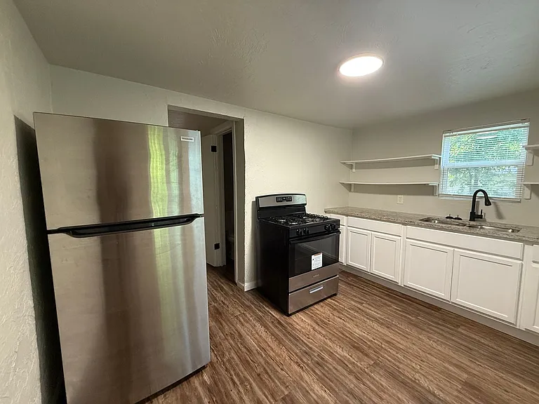 1612 N Villa Ave — Photo 1