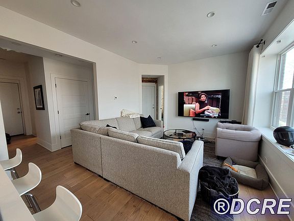 4th image of 1658 W Summerdale Ave #2