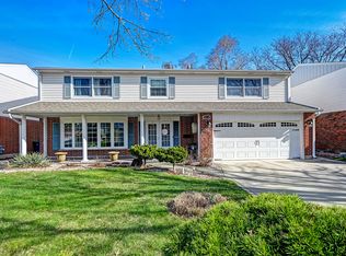 9070 Primrose Ln, Hickory Hills, IL
