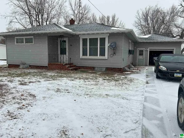 504 E 2nd St, Holstein, IA 51025