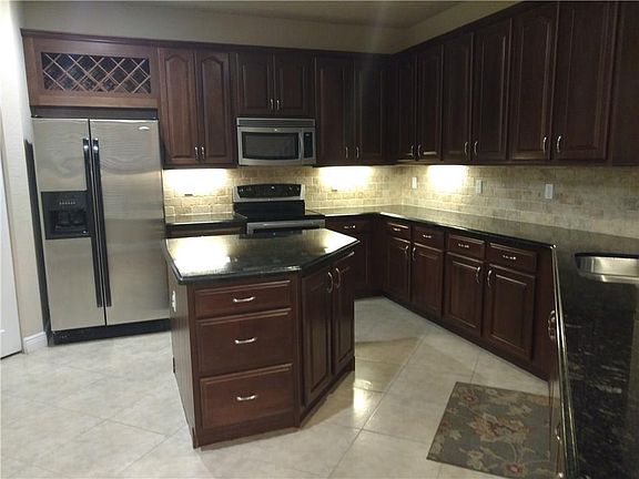 5th image of 318 Provence Pl