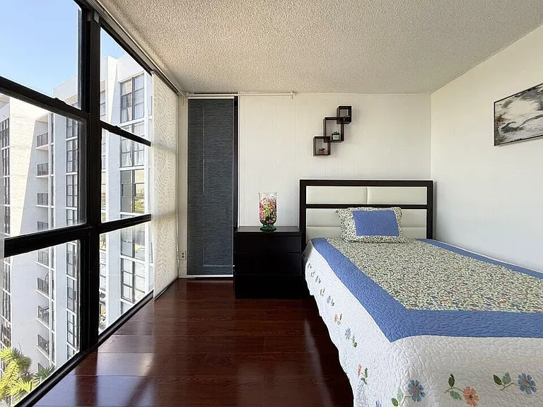 800 Parkview Dr #823 — Photo 19