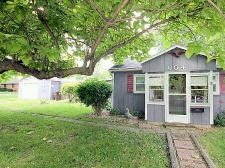 604 E Locust St — Photo 1