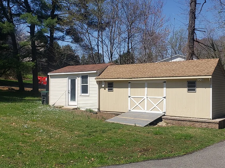 625 Southwood Rd — Photo 2
