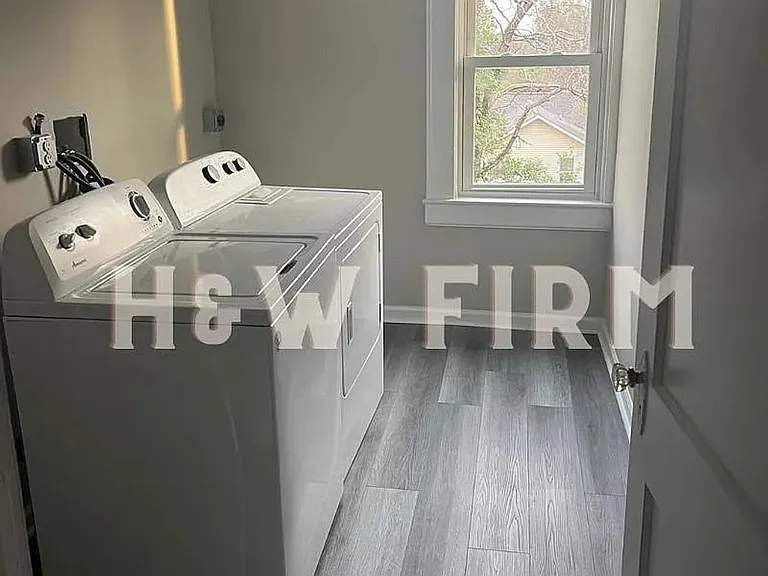 404 Formosa Ave — Photo 13