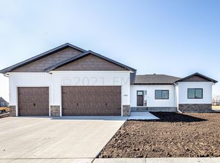 2915 Prairie Farms Cir S, Fargo, ND