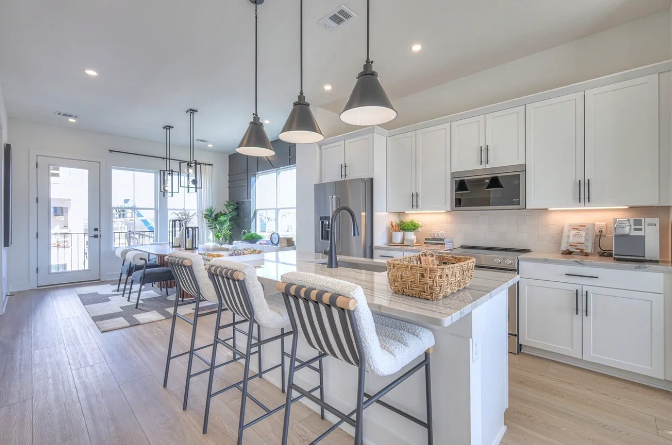 3 bed, 3.5 bath, 2160 sqft, $5,300 — Photo 3
