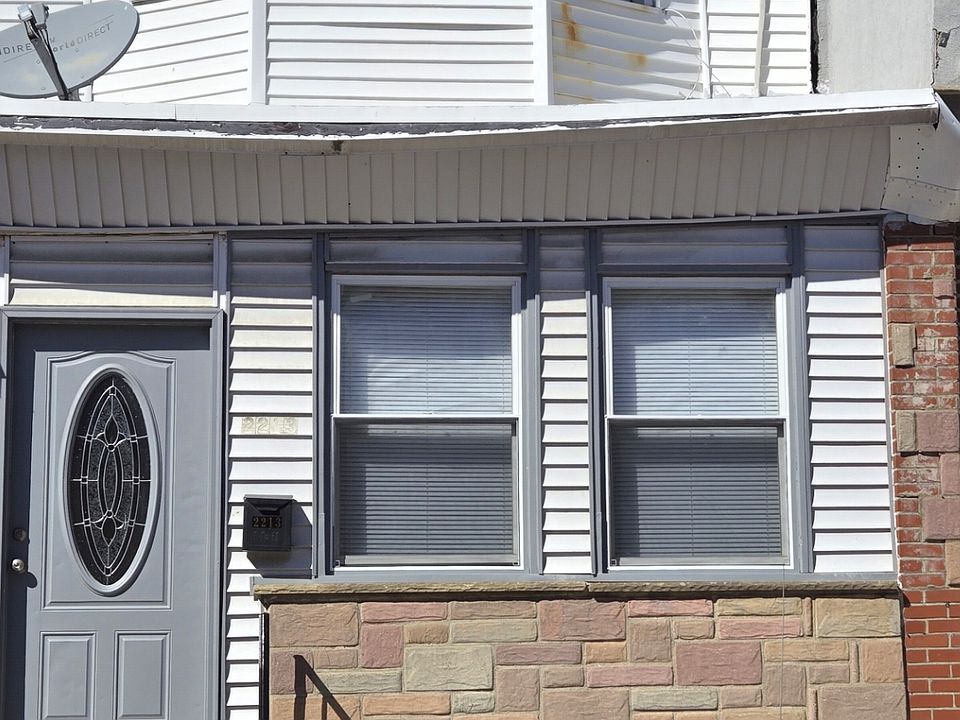 Well-maintained rowhome with private entrance