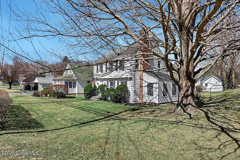4th image of 399 Whiteview Road