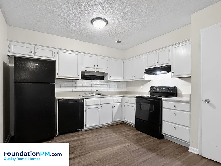 2499 Durham Ave — Photo 3
