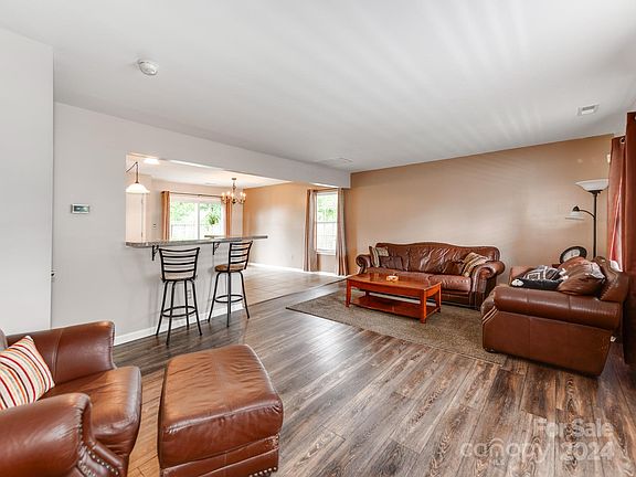 3rd image of 123 Camforth Dr