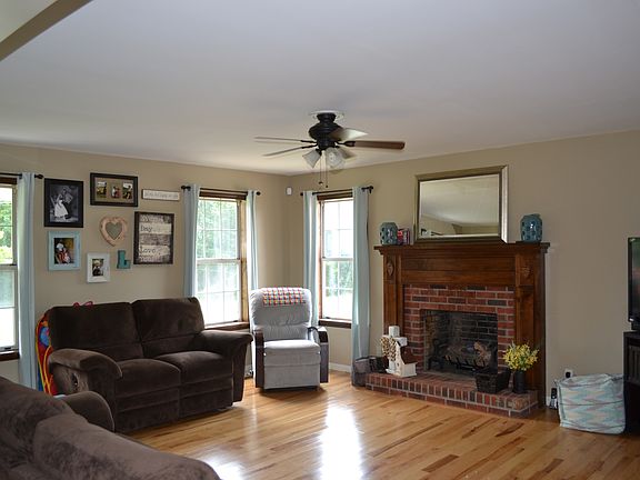 Living Room (gas logs)