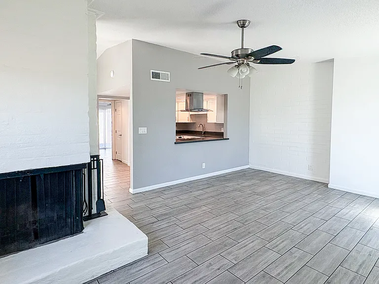 4202 N 27th St #11 — Photo 1