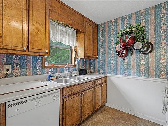 5th image of 100 Willow Dr
