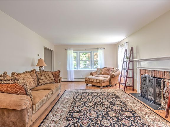 3rd image of 30 Seville Ln