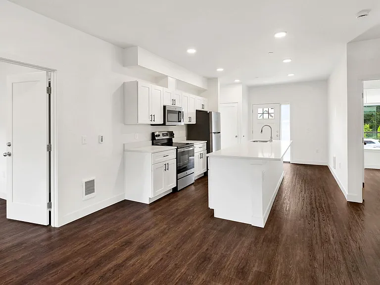619 E Myrtle St — Photo 11