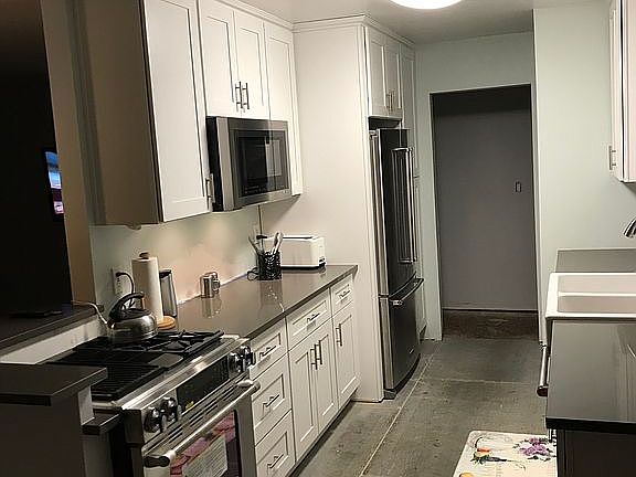 Kitchen and breakfast bar