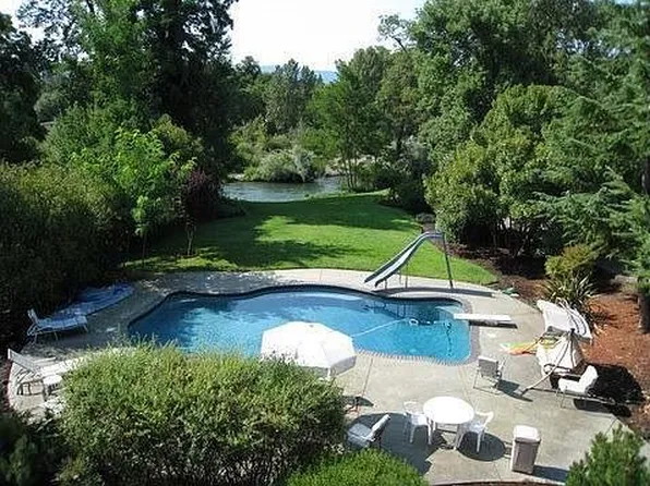 1230 SW Viola Dr, Grants Pass, OR 97526