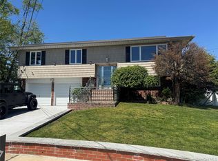 14 Hilton Court, Hicksville, NY 11801