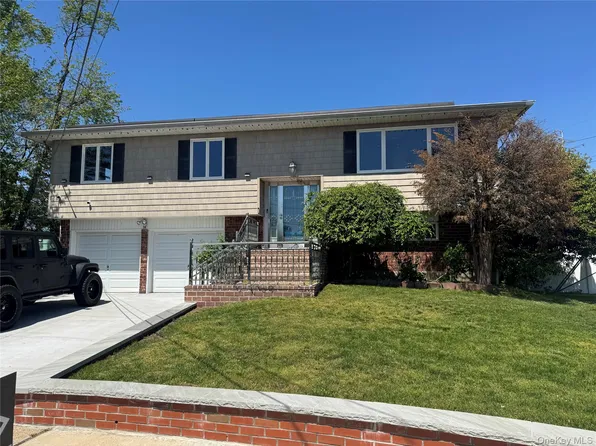 14 Hilton Court, Hicksville, NY 11801