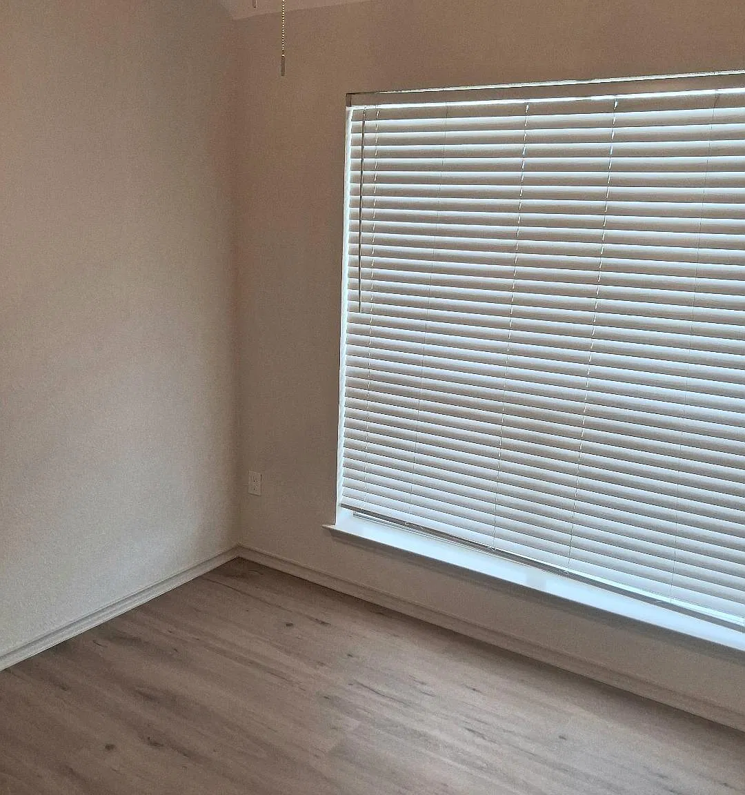 5 bed, 1912 sqft, $2,195 — Photo 3