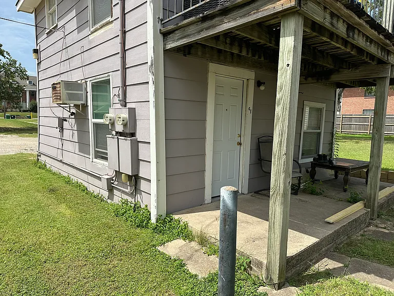 915 W Chestnut St #C1 — Photo 2