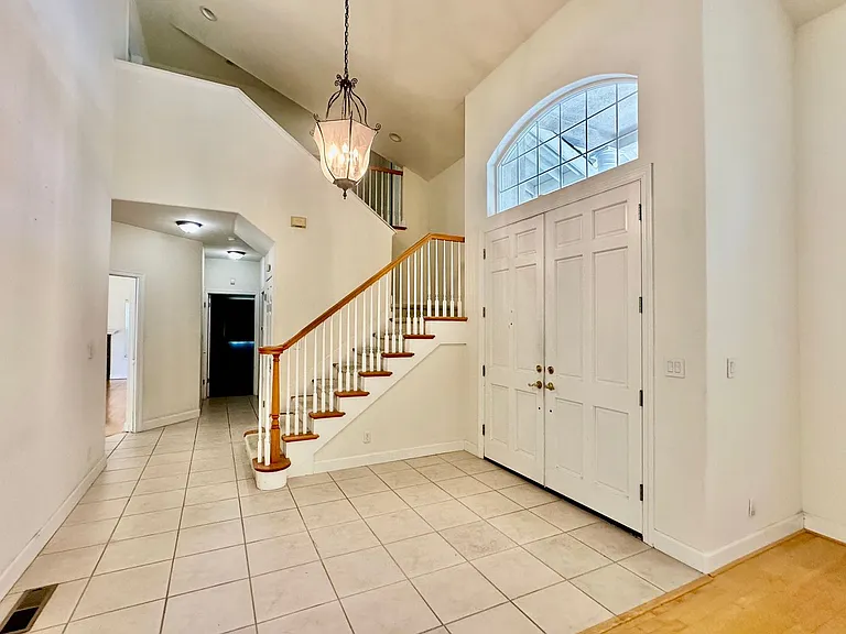 388 Knowles Dr — Photo 2