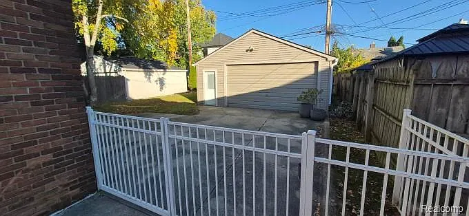 3 bed, 2.0 bath, 2051 sqft, $3,600 — Photo 4