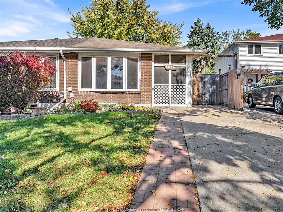 9832 Lynngrove Cres
