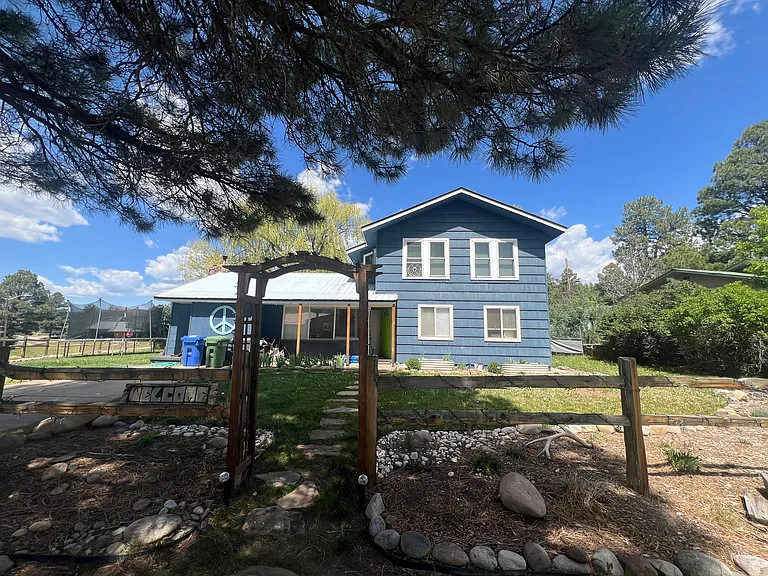 305 Mesa Dr — Photo 3