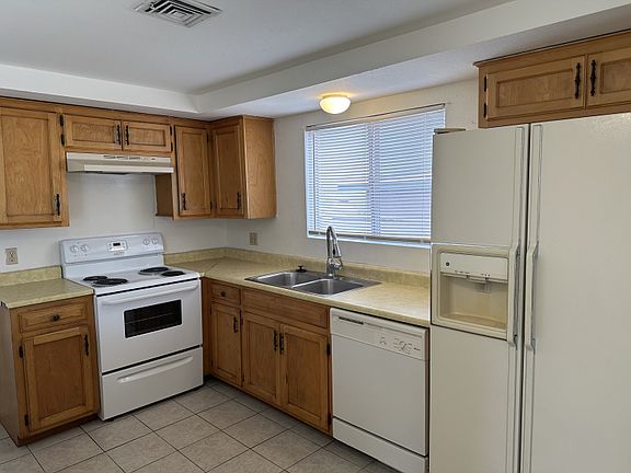 5th image of 301 N Bunker Hill Dr