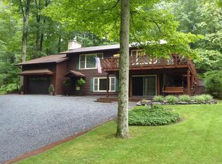 109 Grasshopper Ln, Greentown, PA 18426