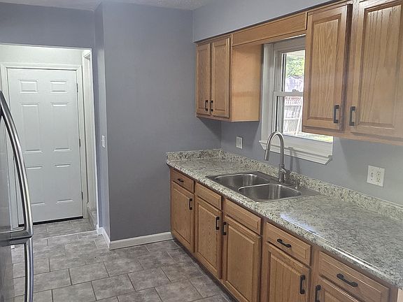 4th image of 887 Jamestown Ave