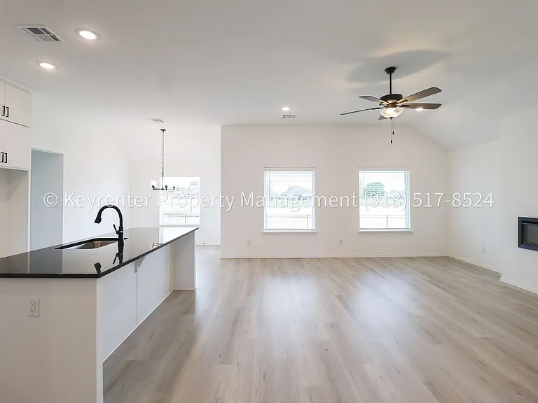 2908 S Redwood Ave — Photo 13