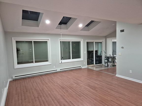 5th image of 126 Perkins Ave