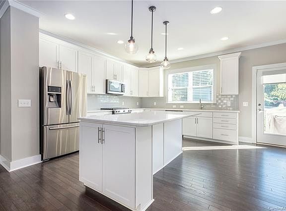 2nd image of 1910 Seegars Pl