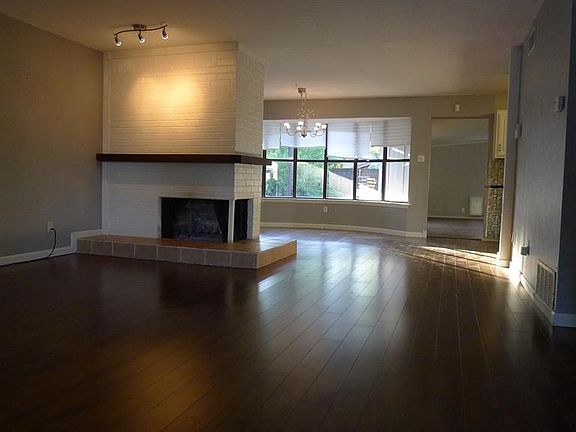 3rd image of 2601 Charter Oak Dr