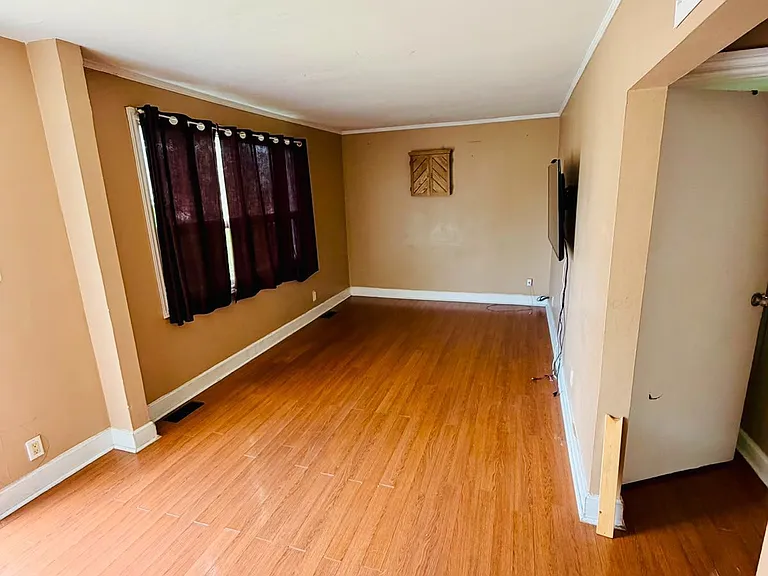 7118 Goreway Dr — Photo 5